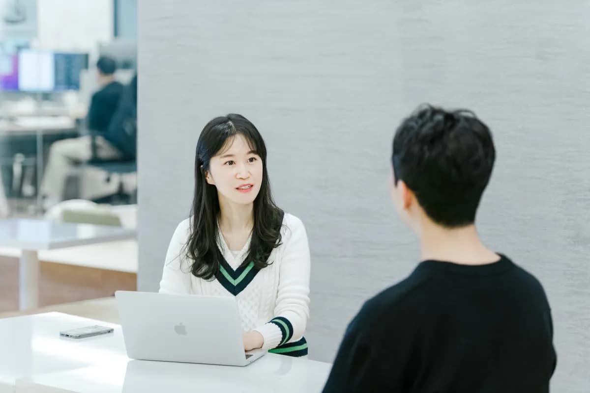실제 업무 문제를 두고 대화하는 멘토 Lena