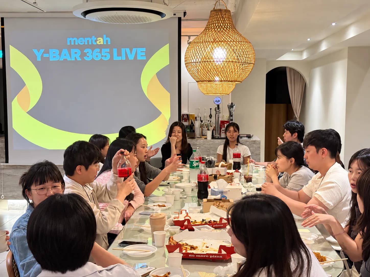 Y-BAR 365 LIVE 화면 앞에서 식사를 함께하며 대화하는 참여자들